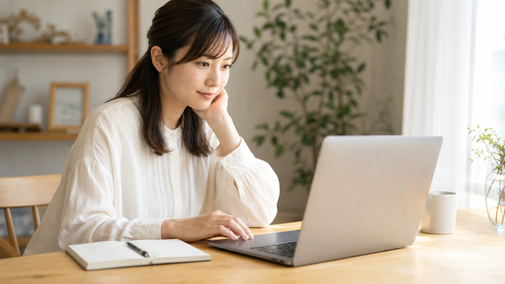 自宅の机でノートパソコンを見ながら副業診断に答える女性